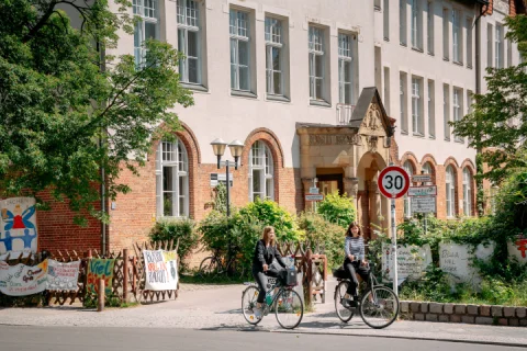 Das Droste-Hülshoff-Gymnasium ist mit dem Rad wenige Minuten entfernt