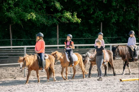 Um die Ecke reiten nicht nur die Kleinen